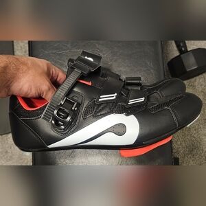 Peloton Men/Womens Black and Red Cycling Sneakers